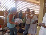 Distribution de médicaments à l’hôpital de Régina Pacis