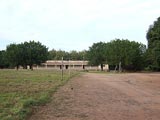 Vue générale de la cour et d'un des bâtiments