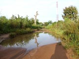 La piste d'accès à Lovisa Kopé est inondée.