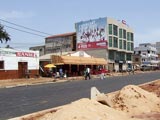 Le long d'une rue bitumée à Lomé