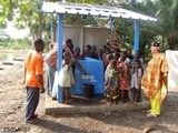 Quelques enfants de l'école en train de tester le système.