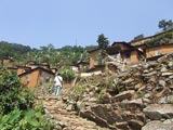 En haut du village, l'antenne télé sur le mont Agou.