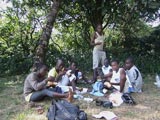 Premier sandwich au pâté pour ces jeunes Togolais.