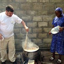 Un repas pour les écoliers du village de Baka Kopé