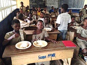 Un repas pour les écoliers du village de Baka Kopé