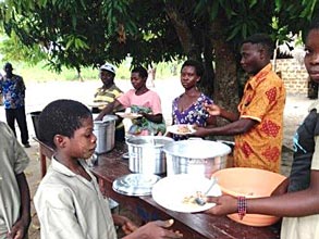 Un repas pour les écoliers du village de Baka Kopé